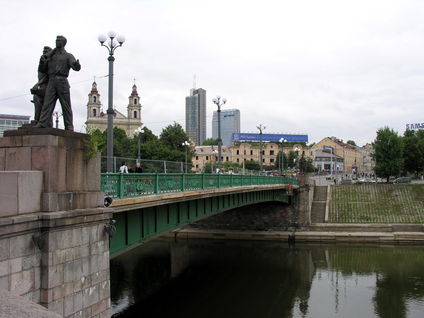 Prieš šešerius metus nukeltas sostinės Žaliojo tilto skulptūras Vilniaus miesto savivaldybė trečiadienį pranešė perduodanti Lietuvos nacionaliniam muziejui.
