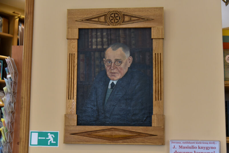 J. Masiulio knygyne ir dabar į užsukusiuosius žvelgia jo įkūrėjas – portretas nežinomo dailininko tapytas 1926-aisiais. P. ŽIDONIO nuotr.