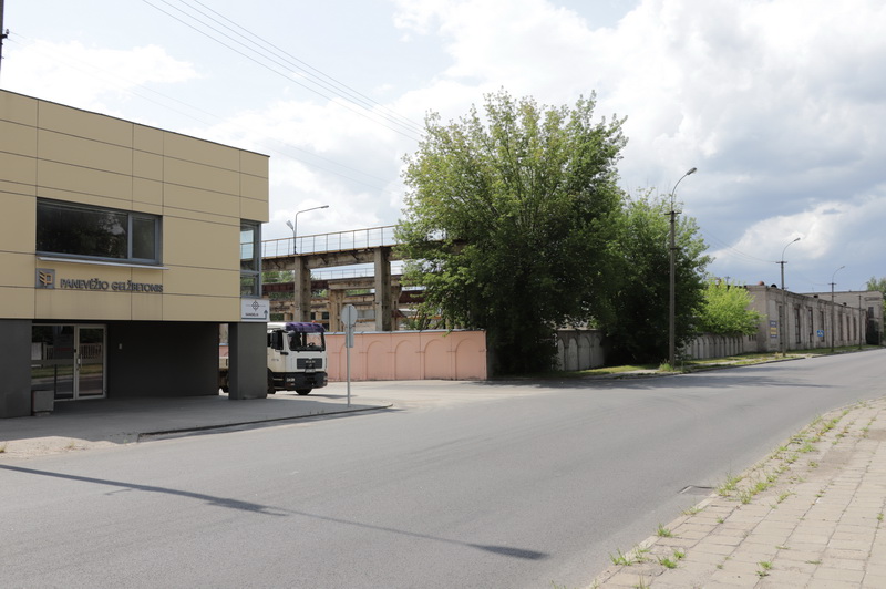 Buvusios gamyklos pastatų savininkė bendrovė „Panevėžio gelžbetonis“ savo darbui pasiliko mažesnes valdas kaimynystėje. I. STULGAITĖS-KRIUKIENĖS nuotr.