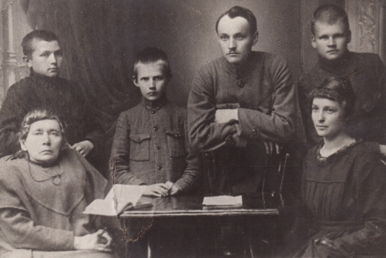 Rašytoja Gabrielė Petkevičaitė-Bitė su savo mokiniais Panevėžyje 1920-ųjų gegužę. LIETUVOS LITERATŪROS IR MENO ARCHYVO nuotr.