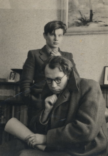 Maestro Juozas Miltinis buvo vienas labiausiai fotografuojamų kūrėjų – ne tik profesionalių fotografų, bet ir savo paties mokinių ( nuotraukoje – su aktoriumi Vaclovu Blėdžiu savo bute 1941-aisiais). LIETUVOS LITERATŪROS IR MENO ARCHYVO nuotr.