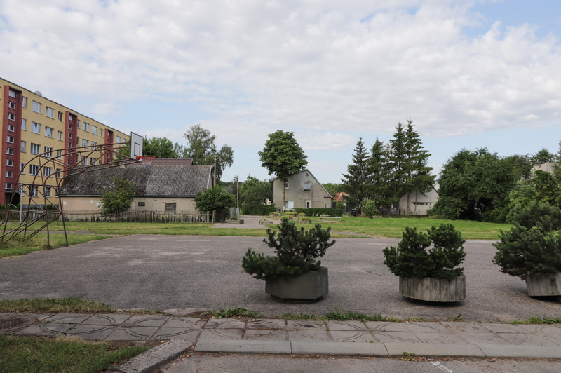 Išrikiuoti betoniniai vazonai sukėlė gyventojų pasipiktinimą, o Savivaldybė aiškina, kad kurianti jiems gražesnę aplinką. I. STULGAITĖS-KRIUKIENĖS nuotr.