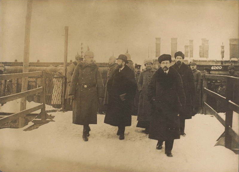 Adolfas Jofė (antras iš dešinės) Bresto derybų su Vokietija metu 1918 m, AMSTERDAMO VALSTYBINIO MUZIEJAUS nuotr.