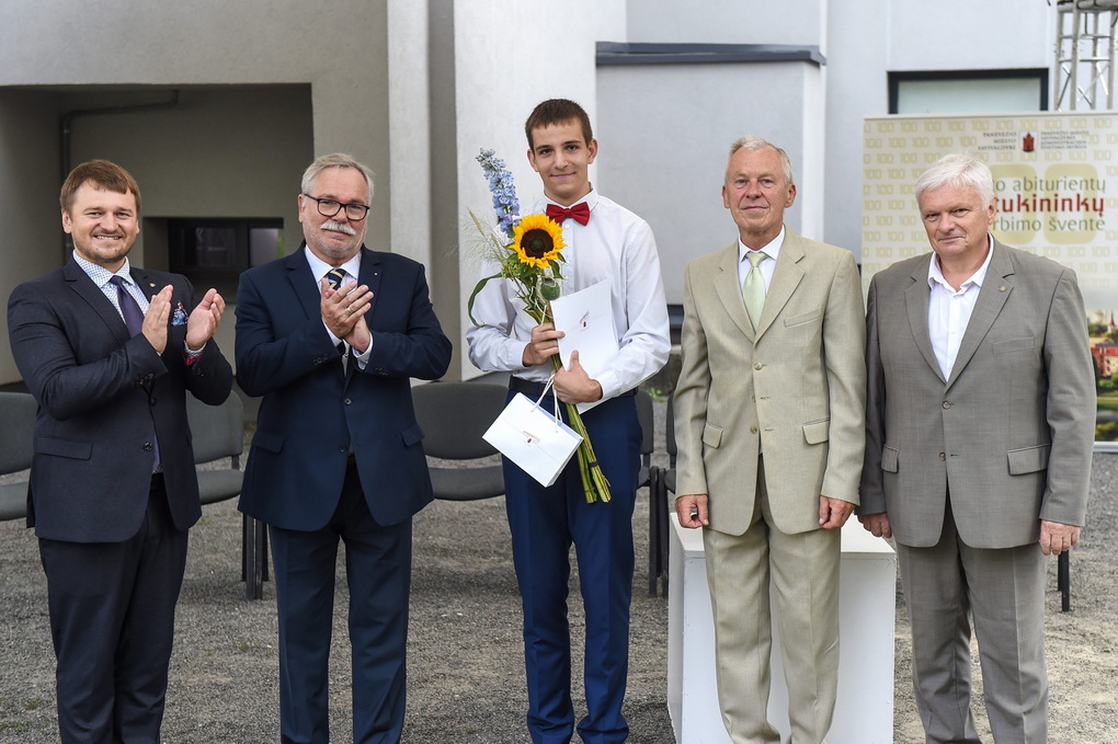 Laikė šešis egzaminus, gavo šešis šimtukus – tokiu neįtikėtinu derliumi brandos egzaminų sesiją Lietuvoje baigė keturi šių metų abiturientai. Vienas jų – Panevėžio J. Balčikonio gimnazijos auklėtinis Simonas Melaika.