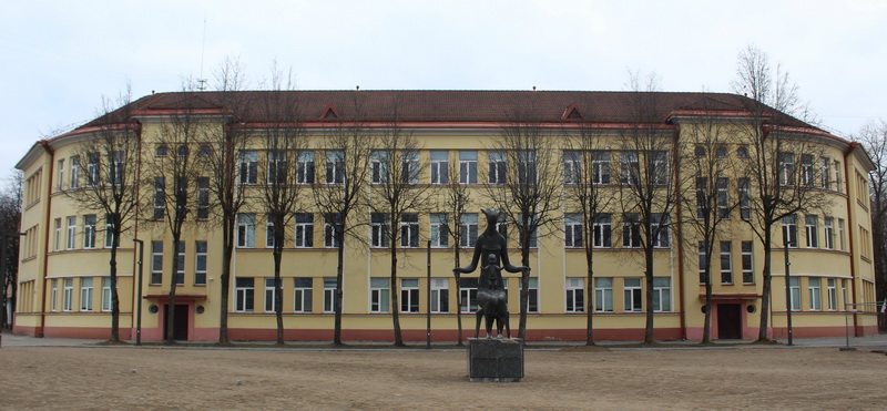Buvęs penkiolikos klasių pradinės mokyklos pastatas A. Jakšto gatvėje – sunku patikėti, kad suprojektuotas dar 1939-aisiais. E. VILKONČIAUS nuotr.