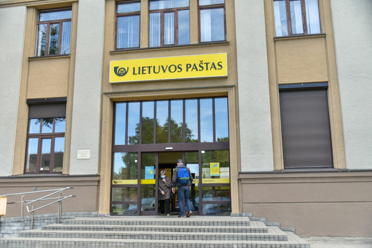 Jau kitą savaitę gyvavimą baigiantis Panevėžio centrinis paštas kadaise turėjo net devynis skyrius. Toks veikė net Pajuosčio kariniame dalinyje. P. Židonio nuotr.