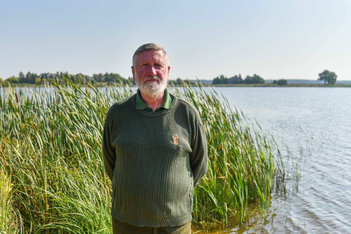 Dr. Egidijus Bukelskis šią savaitę pradėjo tyrimus Juodžio ežere ir Jotainių tvenkinyje, eilėje laukia ir dar devyni rajono telkiniai. P. Židonio nuotr.