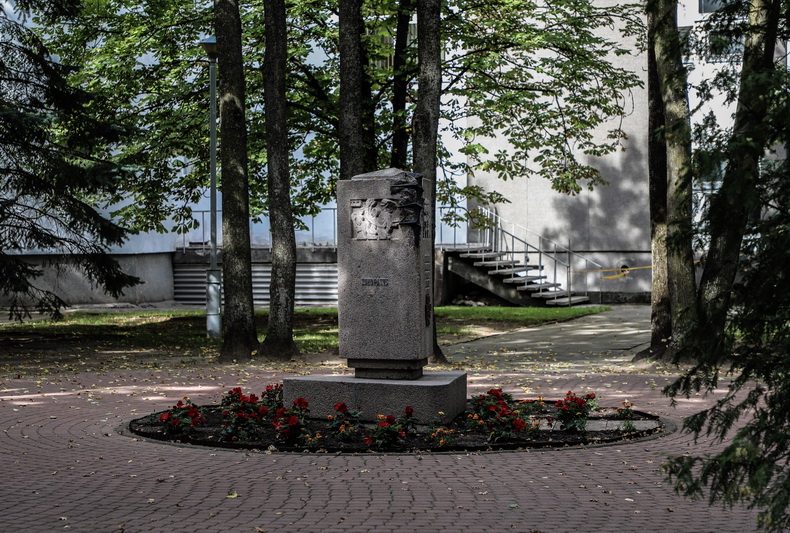 Pirmąją karo savaitę prieš pasitraukdami iš Panevėžio bolševikai užliejo miestą krauju. Tomis dienomis enkavedistų buvo nužudyti trys žinomi gydytojai – Juozas Žemgulis, Stanislovas Mačiulis, Antanas Gudonis, – ir gailestingoji sesuo Zinaida Emilija Kanis-Kanevičienė. 1943-ųjų rugsėjo 23 dieną ligoninės kieme atidengtas skulptoriaus Bernardo Bučo sukurtas paminklas jiems atminti, kurį pašventino pats vyskupas Kazimieras Paltarokas. I. STULGAITĖS-KRIUKIENĖS nuotr.