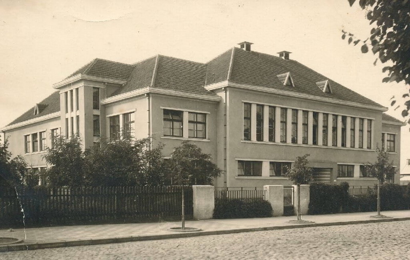 1935-aisiais Antano Gargaso parengtas šešių klasių pradinės mokyklos Ukmergės gatvėje projektas ir jau iškilęs pastatas 4-ojo dešimtmečio pabaigoje. LCVA ir PANEVĖŽIO KRAŠTOTYROS MUZIEJAUS RINKINIŲ (J. ŽITKAUS) nuotr.