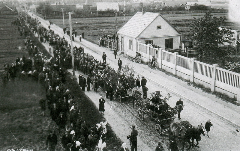 Raudonojo teroro aukų laidotuvės Panevėžyje 1941-ųjų birželį. PANEVĖŽIO KRAŠTOTYROS MUZIEJAUS RINKINIŲ nuotr.
