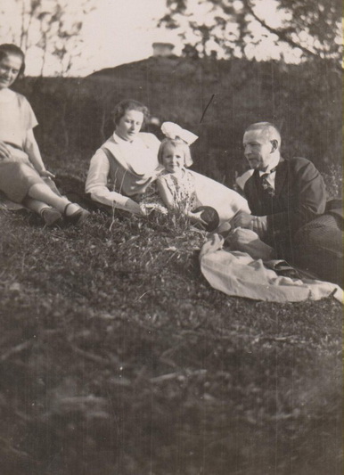 T. Rimkiene, V. Sruogienė, D. Sruogaitė ir B. Sruoga Kaune 1928 metais. MLLM nuotr.
