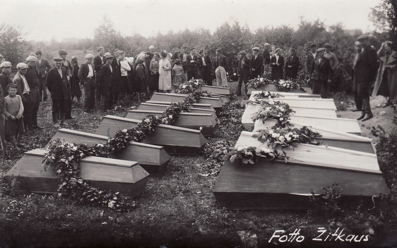 1941-ųjų birželio pabaigoje minios panevėžiečių rinkosi išlydėti ne tik saugumo nukankintų medikų ir dar trijų sulaikytųjų – buhalterio Antano Čibinsko, geležinkelininko Kazio Šlekio, inžinieriaus Vilhelmo Vaišvilos, bet ir prie Cukraus fabriko nužudytų politinių kalinių. PANEVĖŽIO KRAŠTOTYROS MUZIEJAUS RINKINIŲ nuotr.