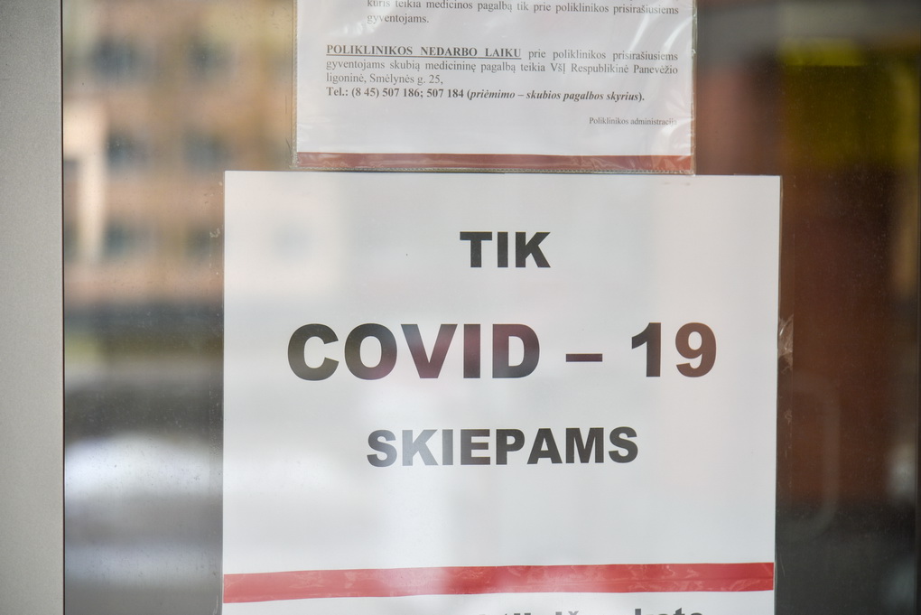 Panevėžyje startavo vakcinacija trečiąja doze nuo COVID-19. Trečiąjį skiepą vieni pirmųjų gavo Savivaldybės vairuotojai ir daugiau nei šimtas panevėžiečių.
