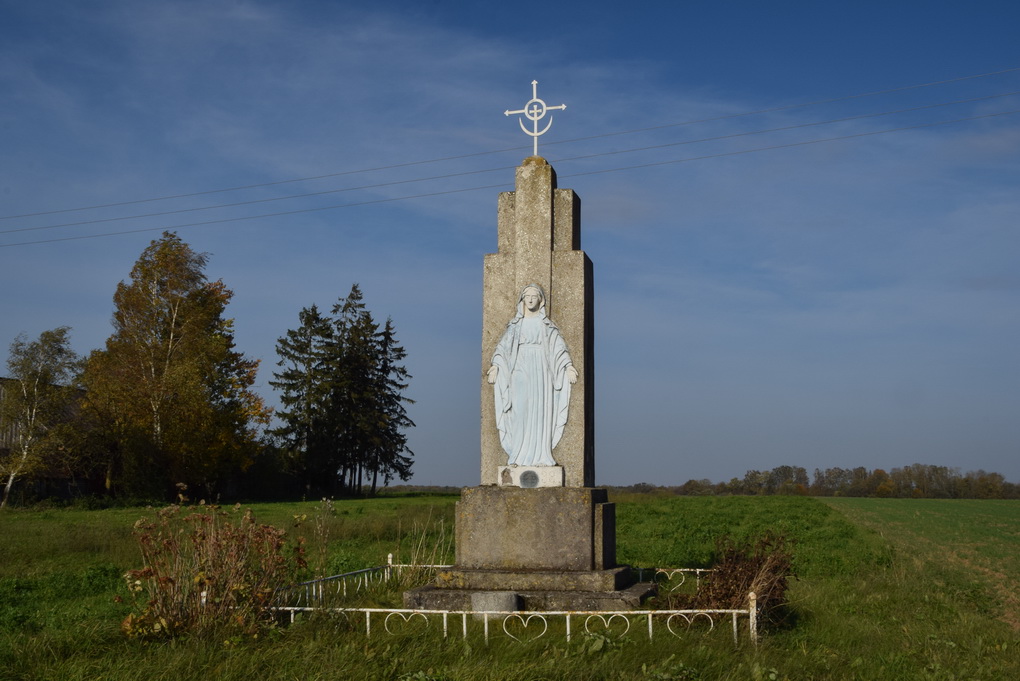 Panevėžio rajono pakraštyje stovi istorijomis apipintas gražus akmeninis paminklas, skirtas Švč. Mergelei Marijai.