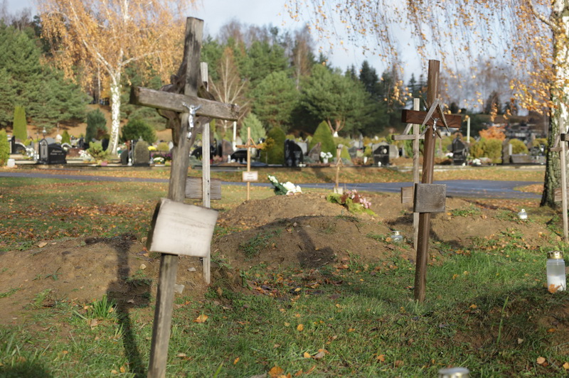 Šilaičių kapinėse prie tvoros beglobiai pradėti laidoti praėjusio amžiaus 9-ojo dešimtmečio pabaigoje. I. STULGAITĖS-KRIUKIENĖS nuotr.