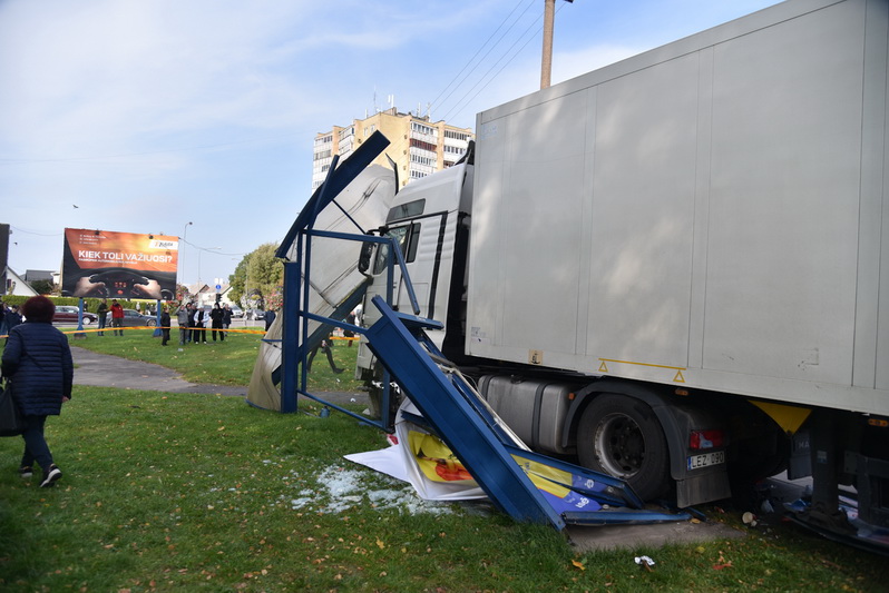 Po nelaimės ir pats vilkiko vairuotojas, ir įmonės vadovas susisiekė su nukentėjusių vaikų artimaisiais ir atsiprašė. P. ŽIDONIO nuotr. 