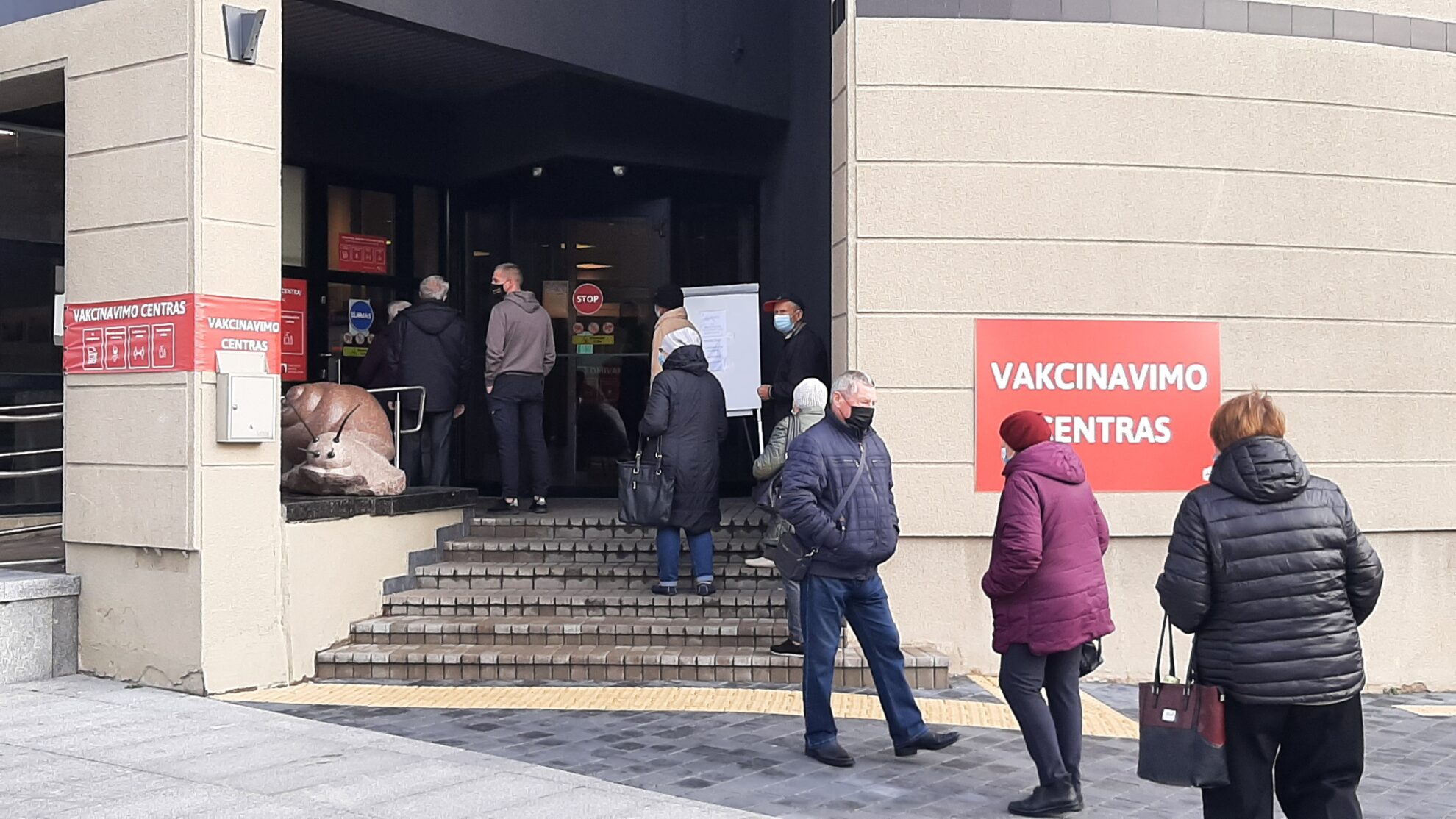 Po to, kai Seimas nutarė, kad 75 metų ir vyresniems pasiskiepijusiems senjorams bus mokama 100 eurų, nuo spalio vidurio prie Laisvės aikštėje esančio vakcinavimo centro pradėjo tįsti eilės.