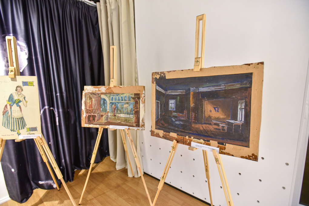 Juozo Miltinio palikimo studijų centre eksponuojami Jono Surkevičiaus scenovaizdžių bei kostiumų eskizai, sukurti Juozo Miltinio vadovaujamo Panevėžio dramos teatro spektakliams nuo 1942-ųjų iki 1949 metų. P. ŽIDONIO nuotr.
