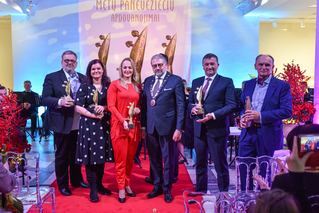2021-ųjų šviesuoliams – Metų panevėžiečiams (iš kairės) A. Venckui, I. Tamošiūnienei, S. Krupeckaitei, A. Andrijauskui ir V. Tallt–Kelpšai apdovanojimą įteikė meras Rytis Račkauskas. P. ŽIDONIO nuotr.
