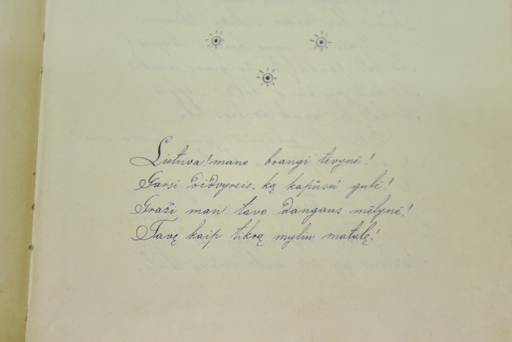 Maironio poemos „Lietuva“ rankraštyje bene pirmą kartą užrašytas neoficialaus Lietuvos himno „Lietuva, brangi“ stulpelis. P. ŽIDONIO nuotr.