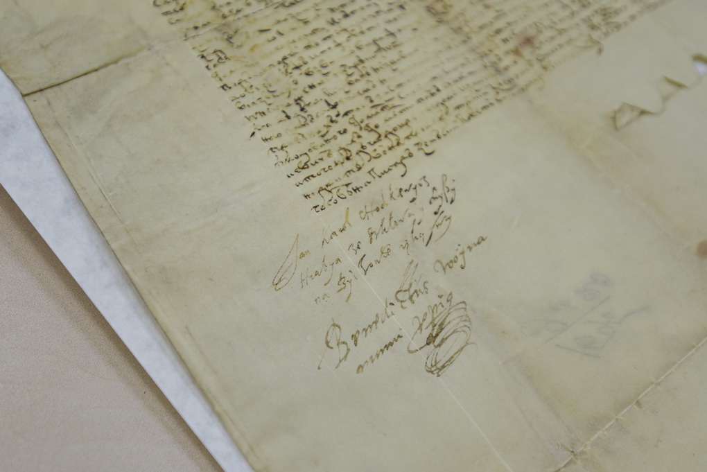 Garsiojo karo vado Jono Karolio Chodkevičiaus ranka pasirašytas dokumentas: vienas iš vos kelių tokių, saugomų Vilniaus universiteto bibliotekoje, ir turbūt pats įspūdingiausias. P. ŽIDONIO nuotr.