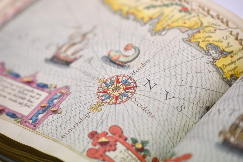 Jūrinių žemėlapių buvo reta, tad vageneriai buvo labai populiarūs dėl praktinių priežasčių, o kartu išsiskyrė savo puošnumu – dekoratyviomis vėjų rožėmis, pavaizduotomis jūrų pabaisomis. P. ŽIDONIO nuotr.
