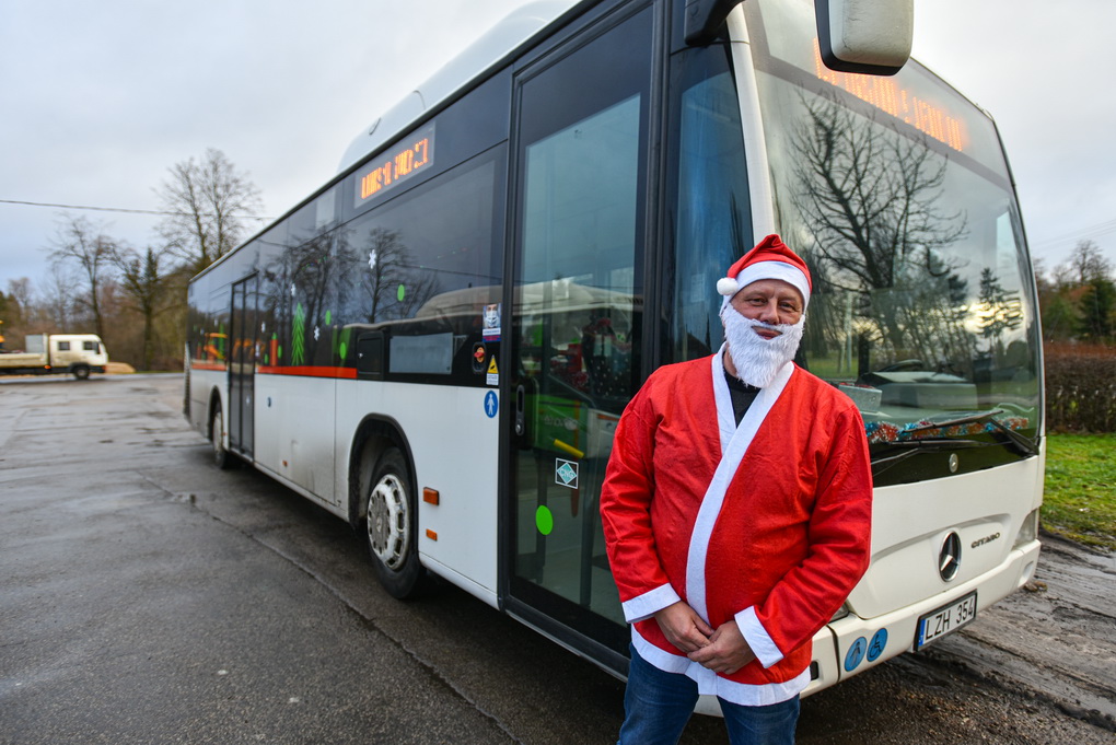 Rogėms miesto gatvės nepritaikytos, tačiau nuo ketvirtadienio panevėžiečius veža kalėdinis autobusas, vairuojamas paties Kalėdų Senelio pagalbininko.