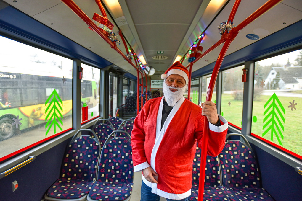 Šventiniu laikotarpiu Panevėžio gatvėmis kursuos kalėdinis autobusas, vairuojamas Kalėdų Senelio pagalbininko. P. ŽIDONIO nuotr.