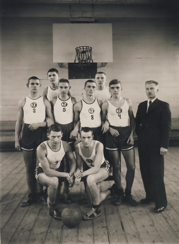 Panevėžio valstybinės gimnazijos krepšininkai. 1939 metai. PANEVĖŽIO J. BALČIKONIO GIMNAZIJOS MUZIEJAUS RINKINIŲ nuotr. 