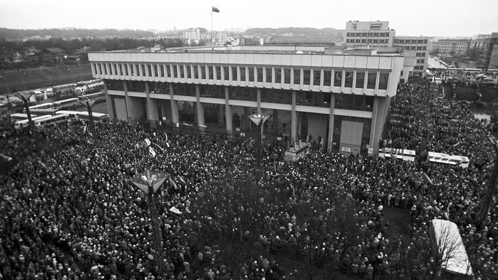 Parlamento rūmus apsupusi minia 1991 metų sausio 11-ąją, likus maždaug parai iki tragiškų įvykių. UKRINFORM.UA nuotr.