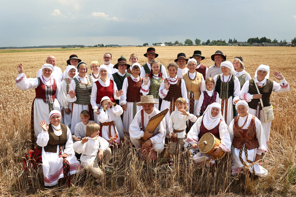 Daug pasakų, istorijų saugo tradicinę kultūrą puoselėjantis ir jau daugiau kaip 30 metų gyvuojantis panevėžiečių folkloro ansamblis „Raskila“. G. LUKOŠEVIČIAUS nuotr.