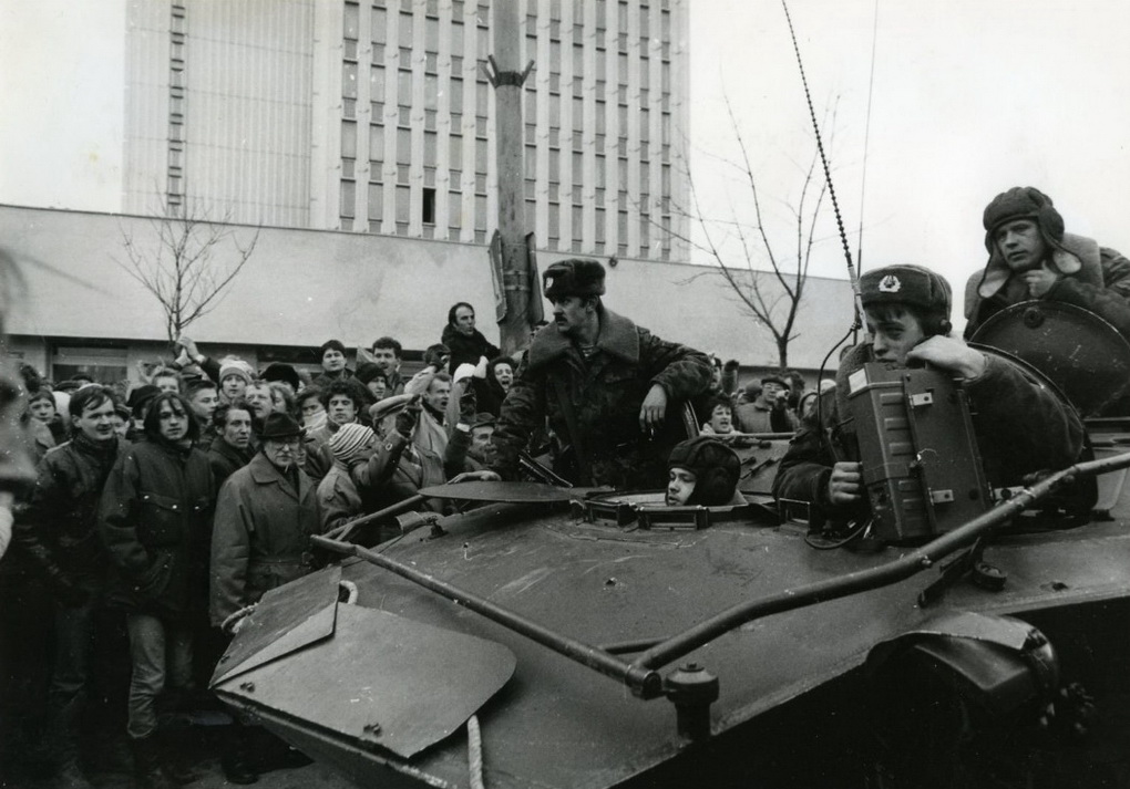 Sovietų kariai ir technika prie Spaudos rūmų Vilniuje. OKUPACIJŲ IR LAISVĖS KOVŲ MUZIEJAUS nuotr.