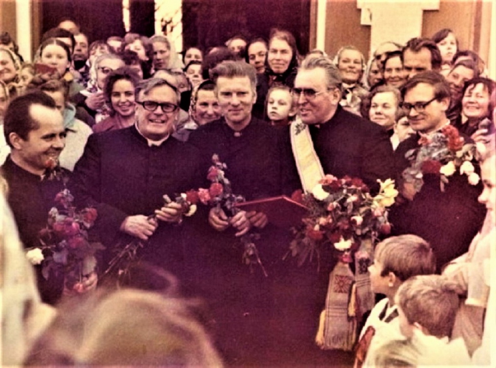 Tikinčiųjų teisėms ginti katalikų komiteto nariai – kunigai (iš kairės) Sigitas Tamkevičius, Vincentas Vėlavičius, Juozas Zdebskis, kunigas Alfonsas Svarinskas ir Jonas Kauneckas. 1978‒1979 metai. LIETUVOS YPATINGOJO ARCHYVO (LYA) nuotr.
