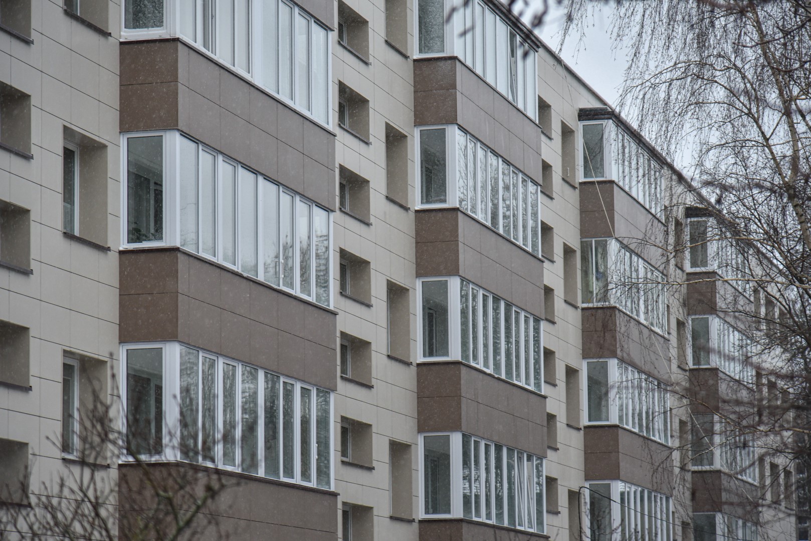 Jau beveik dveji metai, kai Panevėžyje, vieno Nevėžio gatvės daugiabučio gyventojai gali tik pasvajoti apie maudynes karštoje vonioje. Nors sąskaitų už karštą vandenį jie sulaukia kiekvieną mėnesį, tačiau iki jų butų atiteka vos šiltas vanduo.