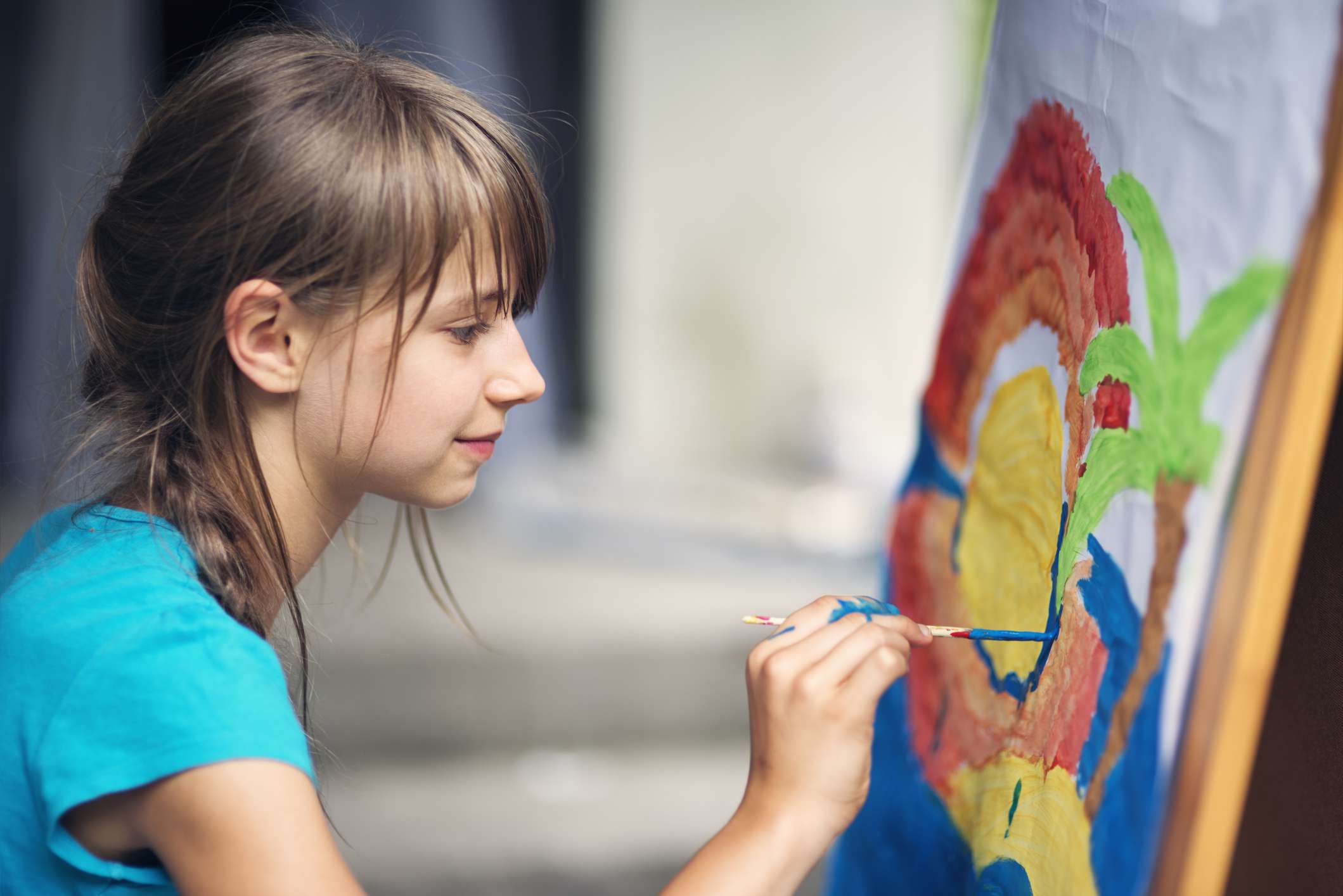 She is painting. Artist teenager. Teen Painting. Алиса рисовать машины мелками на мольберте. Teenager Painting.