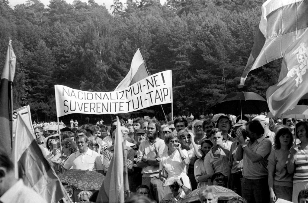 Neginkluoto antisovietinio pasipriešinimo Lietuvoje kelias buvo ilgas – nuo pirmųjų pogrindinių grupelių iki viską pakeitusių masinių Sąjūdžio mitingų (nuotraukoje – 1988-ųjų rugpjūčio 23 dienos mitingas Vingio parke, Lietuvos Persitvarkymo Sąjūdžio surengtas Molotovo-Ribentropo pakto metinėms paminėti, kuriame dalyvavo apie ketvirtį milijono žmonių). LCVA nuotr.