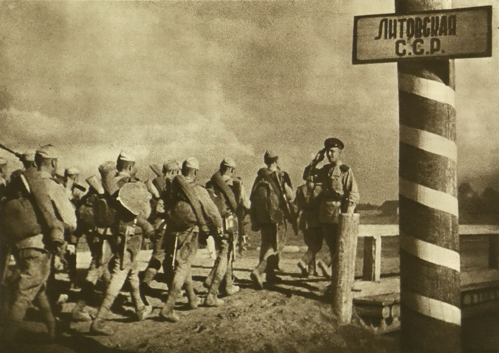1944-ųjų liepą Raudonosios armijos daliniai įžengia į Lietuvą. LYA nuotr.