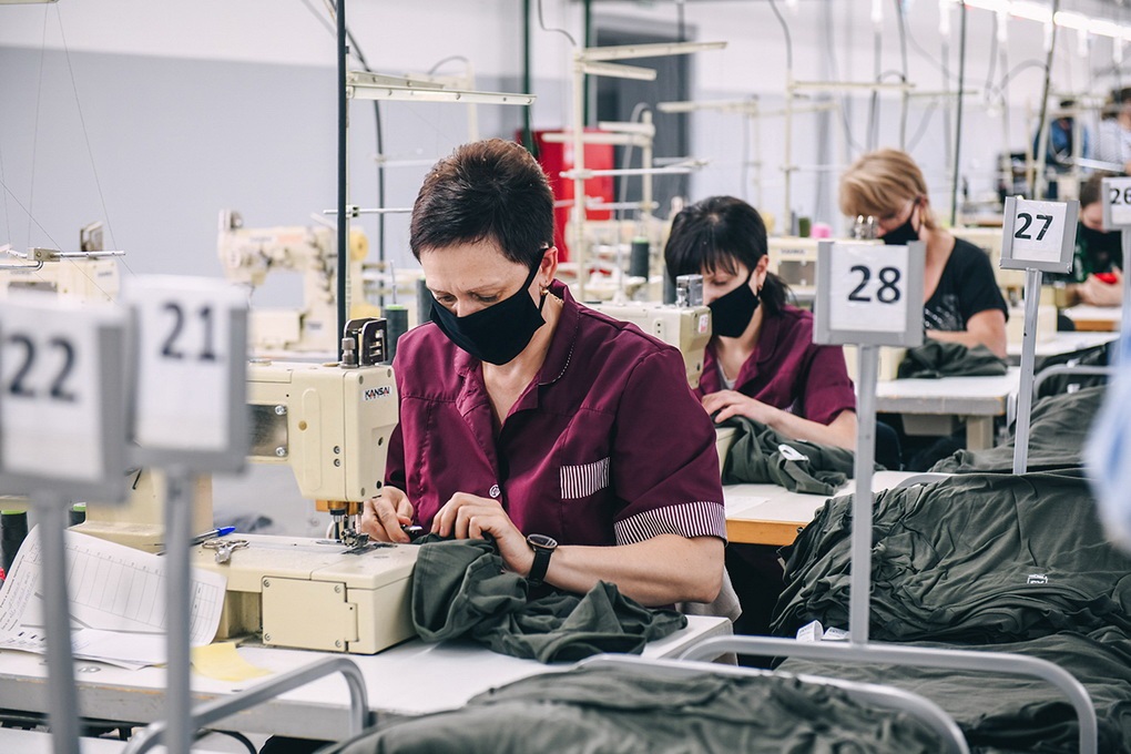 Prie gamyklinių siuvimo mašinų palinkusių darbuotojų amžiaus vidurkis siekia 50 metų, o tokio verslo atstovai tiesiai rėžia vargiai bematantys jam perspektyvą ne tik dėl darbo jėgos trūkumo. „SEKUNDĖS“ nuotr.