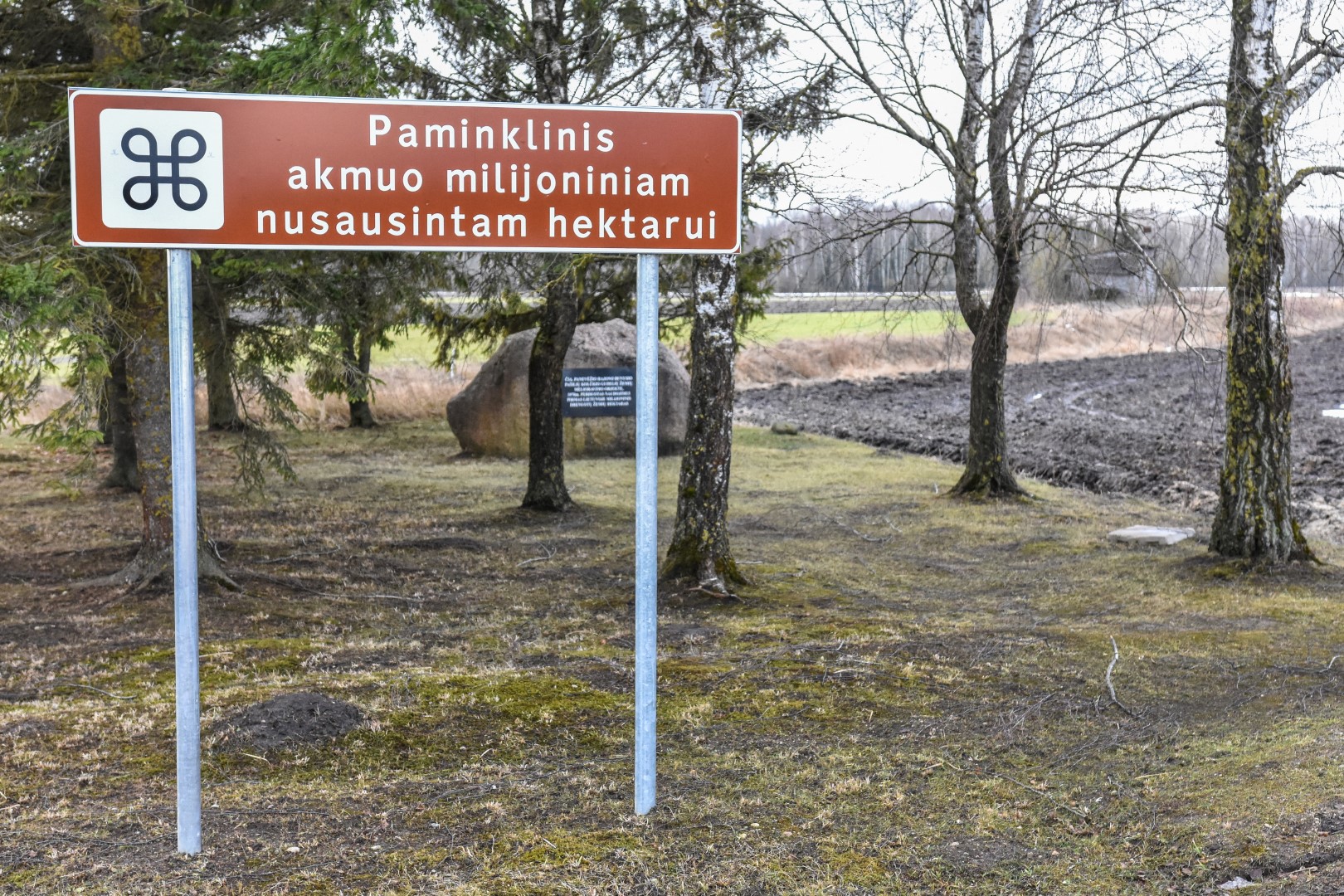 Panevėžio rajonas į saugomų gamtos ir kultūros paveldo vertybių sąrašą įtraukęs ir akmenį, menantį melioracijos vajų Lietuvoje ir iškilmingą jo atidengimo ceremoniją su ditirambais sovietinei sistemai.
