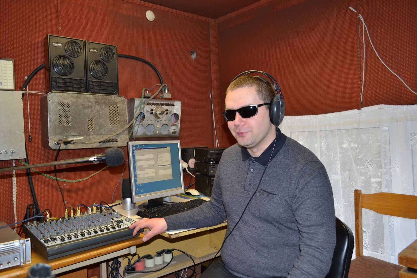 Tikriausiai nedaugelis žino, kad vienintelė Lietuvoje aklųjų ir silpnaregių radijo stotis „Regovitus“ transliuojama iš Aukštaitijos sostinės.