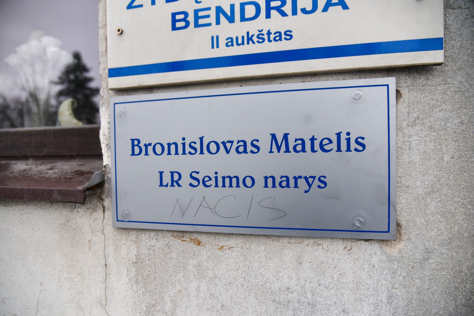 Užrašą „nacis“ ant iškabos po savo vardu ir pavarde radęs Seimo narys konservatorius Bronius Matelis iš karto vandalizmo aktu viešai apkaltino Lietuvos šeimų sąjūdžio atstovus už tai, kad atsisakė su jais susitikti Panevėžyje.