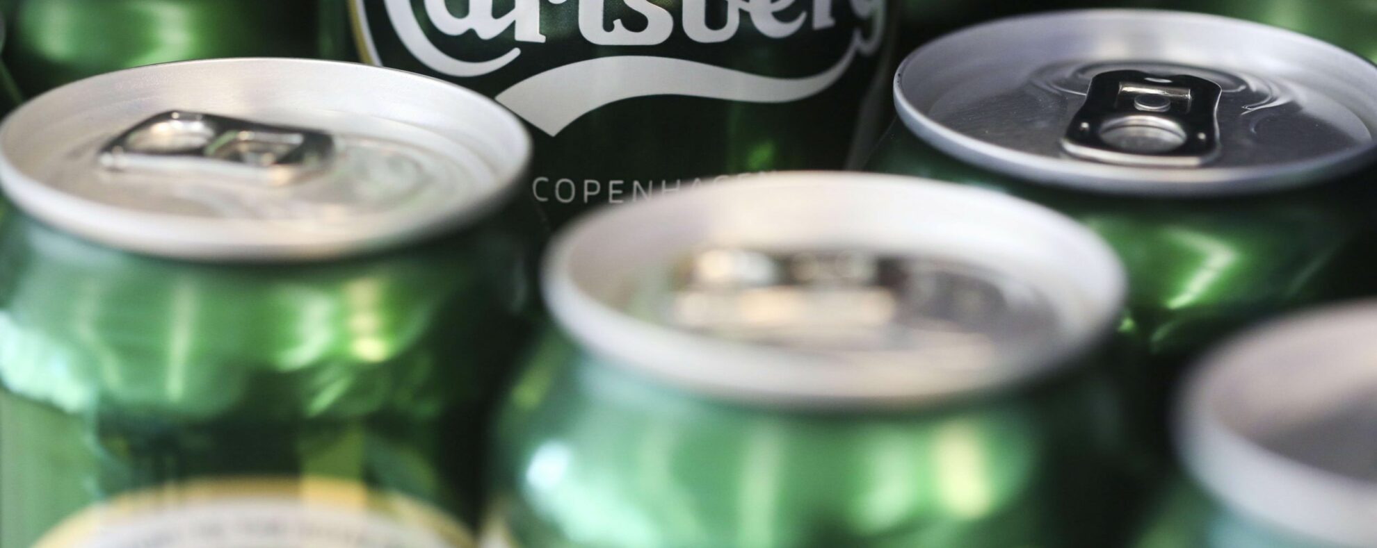 Danijos alaus gamintoja „Carlsberg“ pirmadienį paskelbė, kad dėl karo Ukrainoje visiškai pasitrauks iš Rusijos, vienos iš pagrindinių savo rinkų, kurioje turi 8 400 darbuotojų.