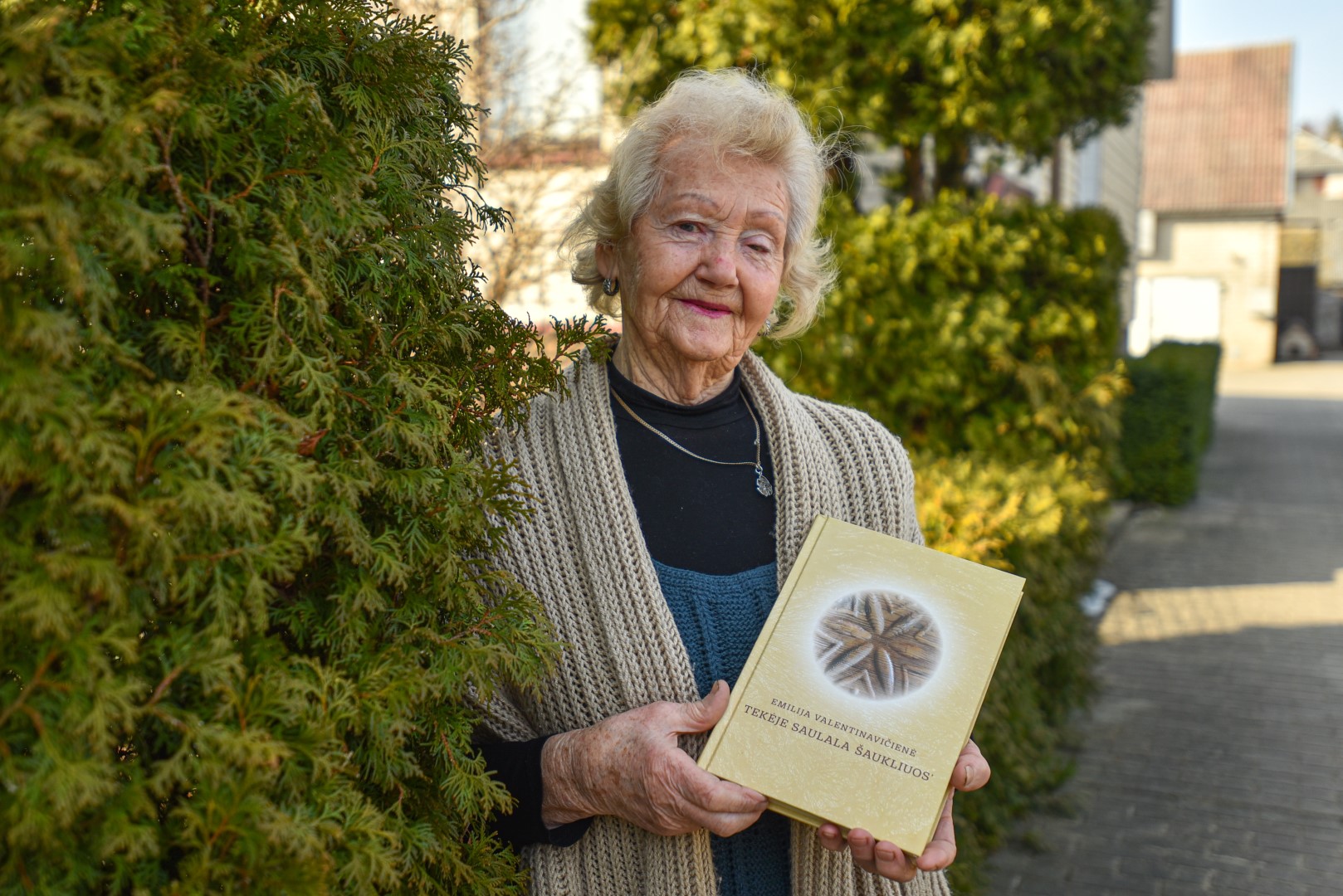 Panevėžio priemiestyje, Piniavoje, gyvenanti poetė ir rašytoja 81-erių Emilija Valentinavičienė į skaitytoją prabilo šiaurės panevėžiškių, vadinamųjų pontininkų – viena didžiausių ir sudėtingiausių rytų aukštaičių patarme.