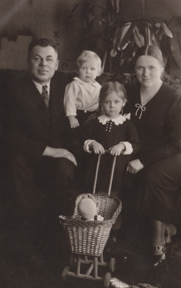 Petronėlė ir Kazimieras Plungės su savo vyresnėliais vaikais Laime ir Gintautu. Utena, 1939 m. S. CHORO nuotr.