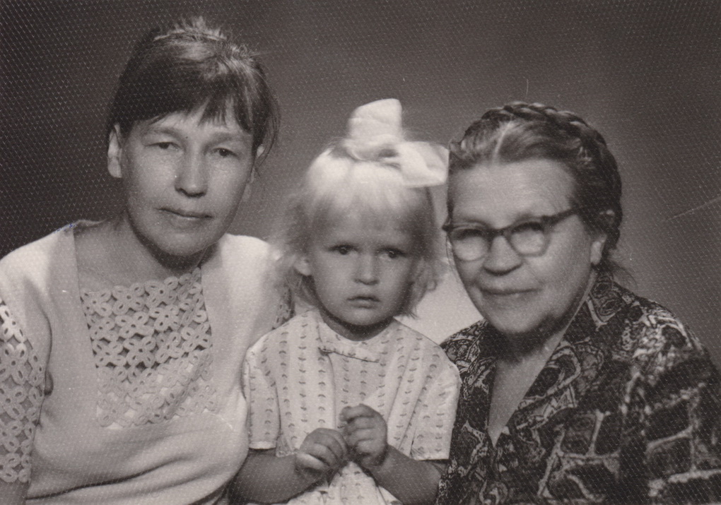 Trys kartos: Elzbieta Eidukienė su dukra Danute ir anūkėle Sigita, padovanojusia Kraštotyros muziejui šeimos archyvą. Kaunas, 1969 m. PANEVĖŽIO KRAŠTOTYROS MUZIEJAUS FONDŲ nuotr.