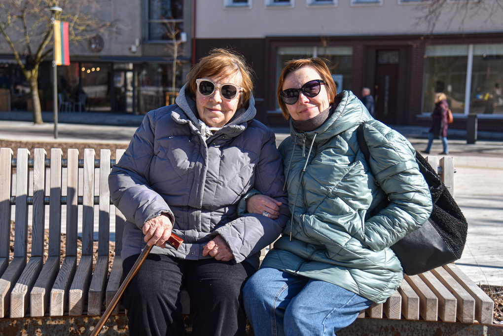 Tatjana Potakova (kairėje) su mama Aida nuo karo baisumų pabėgo į Panevėžį, kur vienos dukra, o kitos vaikaitė Marija jau kurį laiką vaidina Lėlių vežimo teatre ir netgi jau gerokai pramokusi lietuvių kalbą. P. ŽIDONIO nuotr.