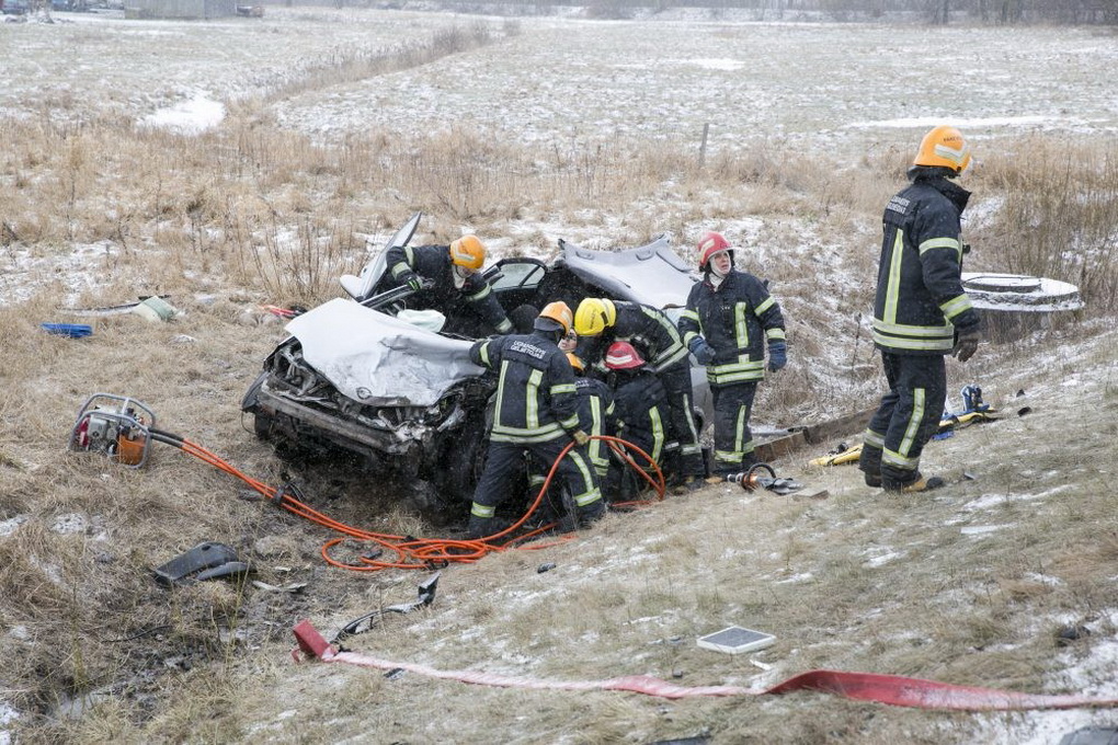 Nors nuo tragiškos eismo nelaimės, kai buvo sunkiai sužaloti trys jauni ukrainiečiai, praėjo jau ketveri metai, nukentėjusieji tik dabar sulaukė sprendimo dėl žalos atlyginimo. „SEKUNDĖS“ nuotr.