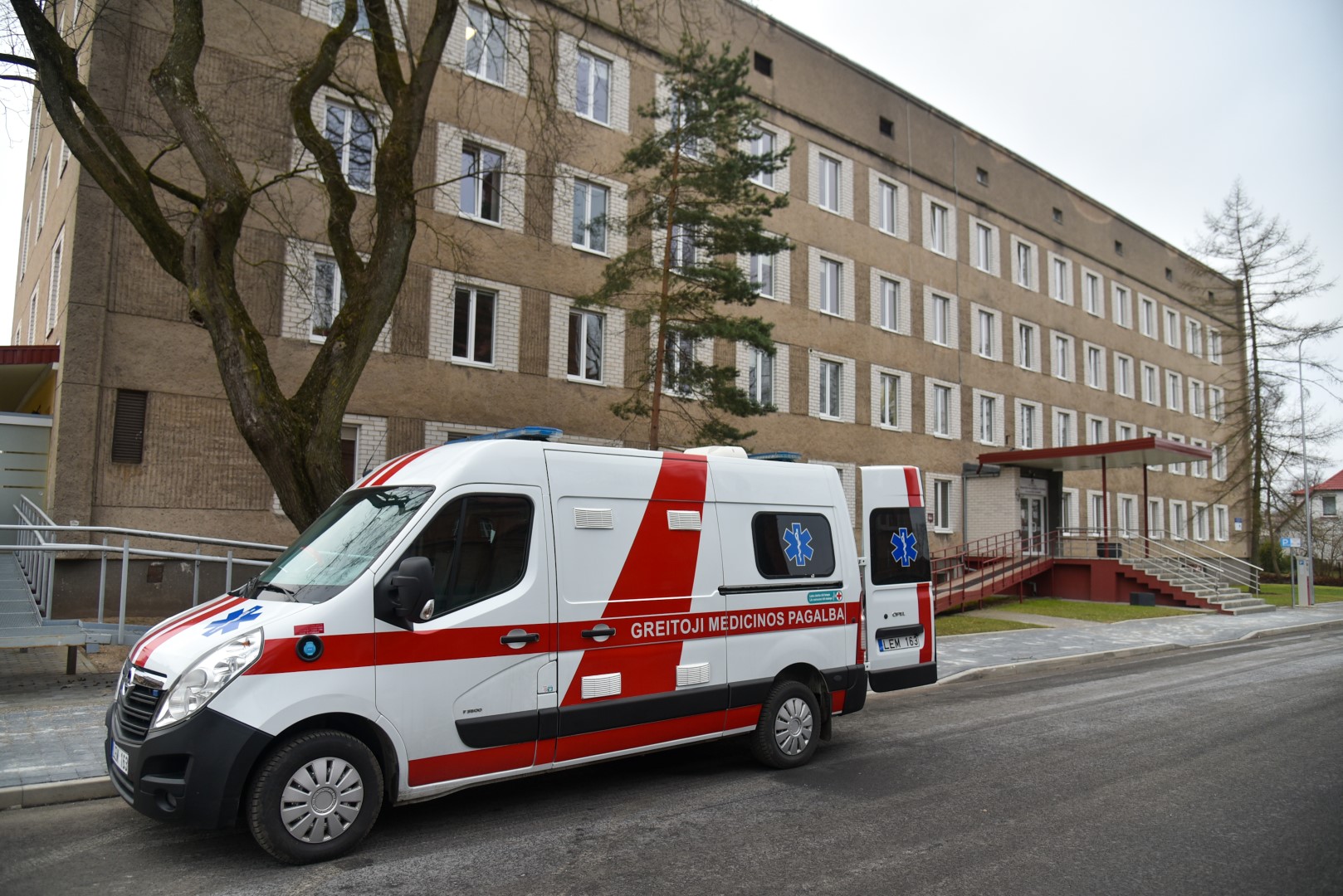 Net ir tebesiaučiant pandemijai, Vilniaus, Kėdainių, Ukmergės, Pakruojo ligoninių pacientus jau gali aplankyti artimieji.