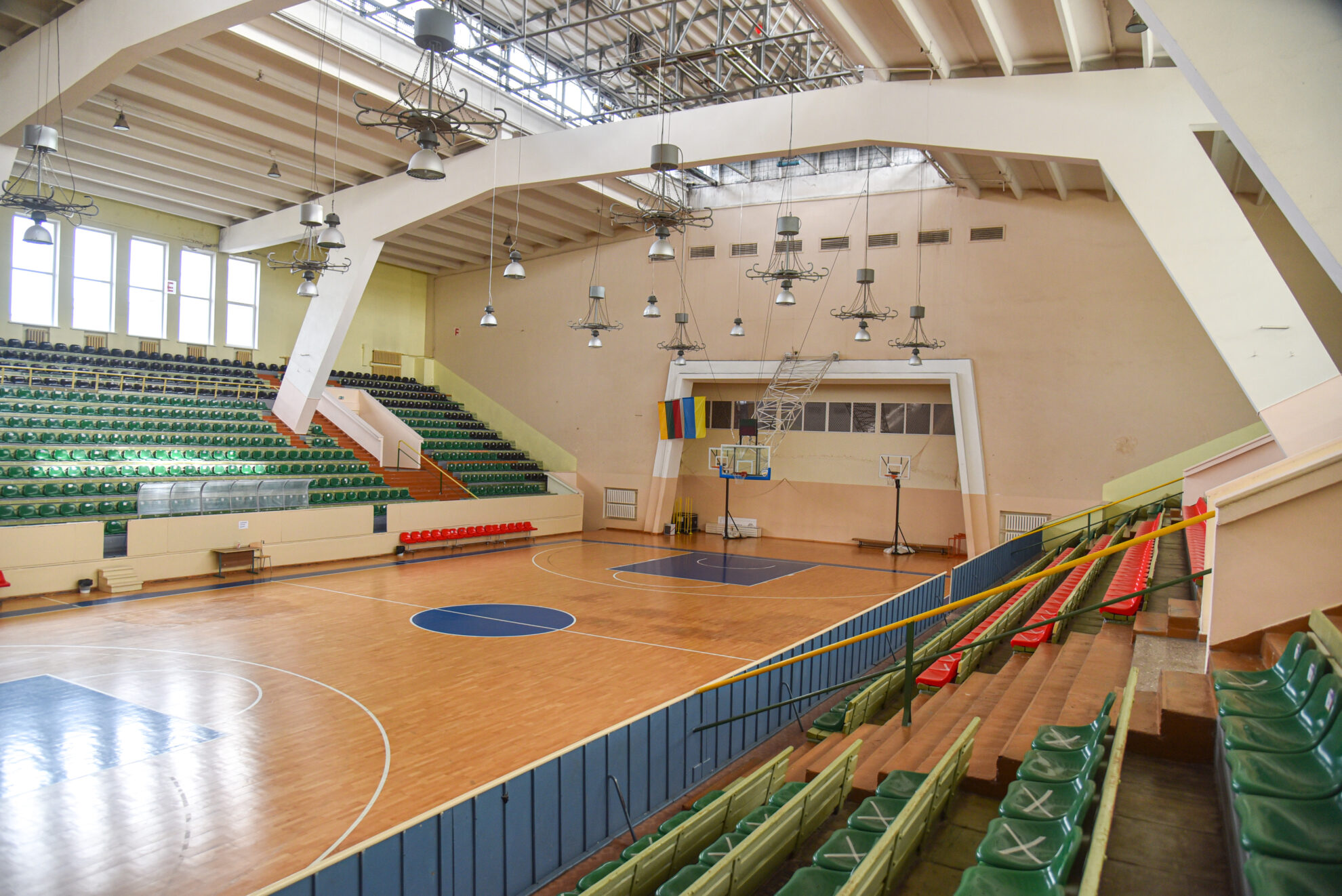 Prieš beveik šešias dešimtis metų statytuose vadinamuosiuose sporto rūmuose bandoma atsikratyti sovietiniu paveldu.