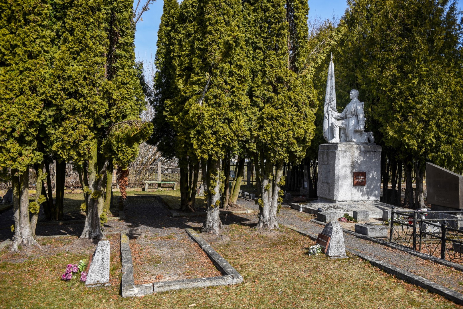 Vykstant karui Ukrainoje apsižiūrėta, kad Lietuvoje, daugiausia Antrojo pasaulinio karo karių palaidojimo vietose, tebėra ne viena skulptūra su agresyviais sovietiniais atributais – vėliavomis, automatais.